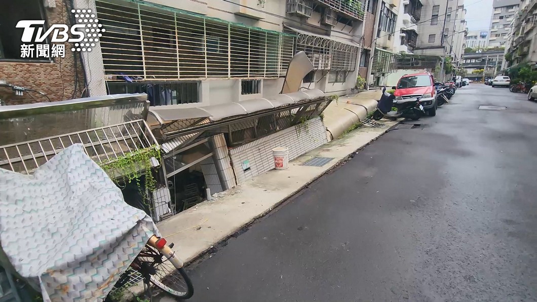 基泰建案施工不慎，導致鄰房崩塌。（圖／TVBS資料畫面）