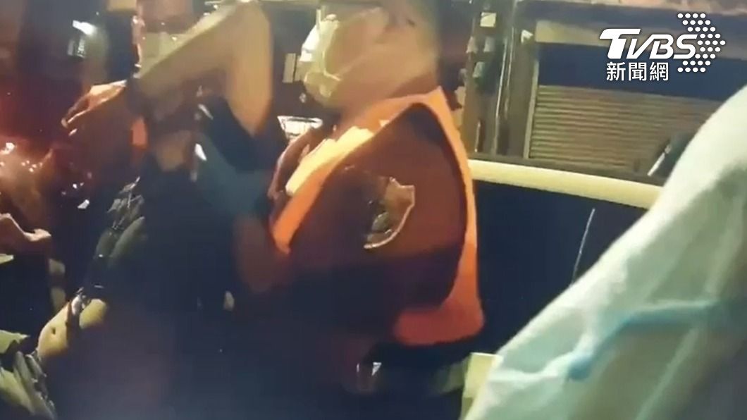 陳男喝到爛醉，最後還出動警消人員將他送醫。（圖／TVBS）