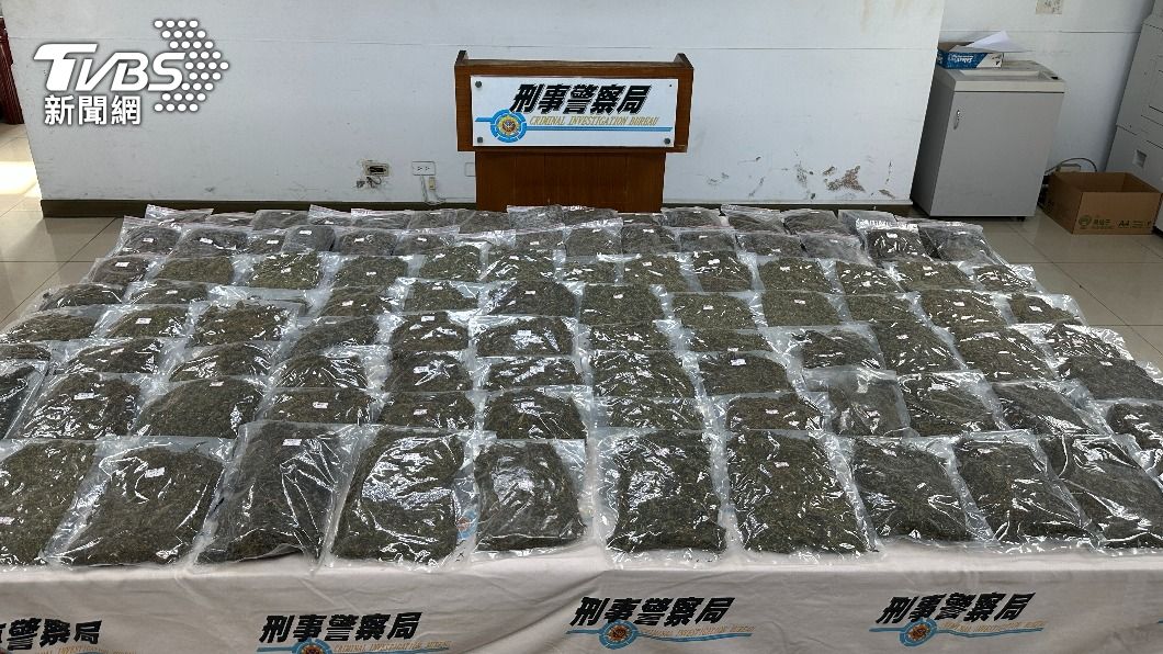 警方查獲二級毒品大麻成品100包。（圖／TVBS）