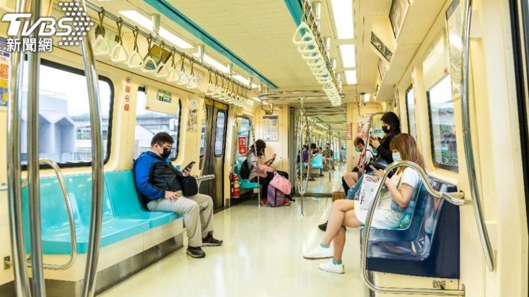 女網友發文表示坐在捷運普通座位，卻被喊年輕人不讓座。（示意圖，非當事人／shutterestock達志影像）
