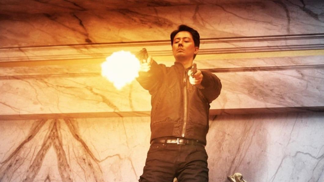 趙寅成主演《MOVING異能》今將迎接大結局，最新劇照他開槍的模樣引來觀眾熱烈討論。（圖／翻攝自tenasia）