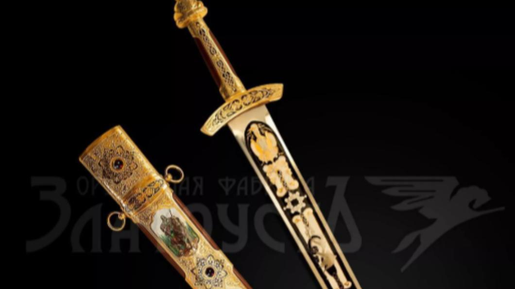 金正恩訪俄獲贈用珍貴木頭、寶石純手工製作的「大寶劍」。（圖／翻攝自《俄羅斯衛星通訊社》）