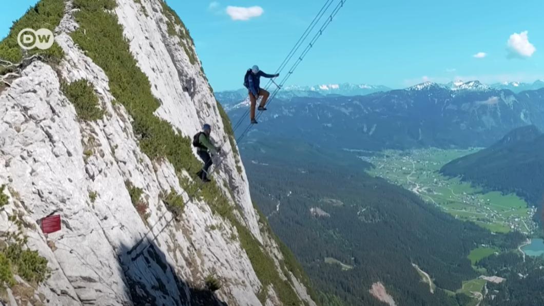 奧地利網紅登山景點「天空之梯」，吸引大批遊客造訪拍照。（圖／翻攝自德國之聲新聞影片）