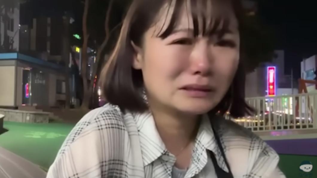 日本網紅在韓國遭遇歧視，在街頭痛哭。（圖／翻攝自유이뿅YUIPYON YouTube頻道）