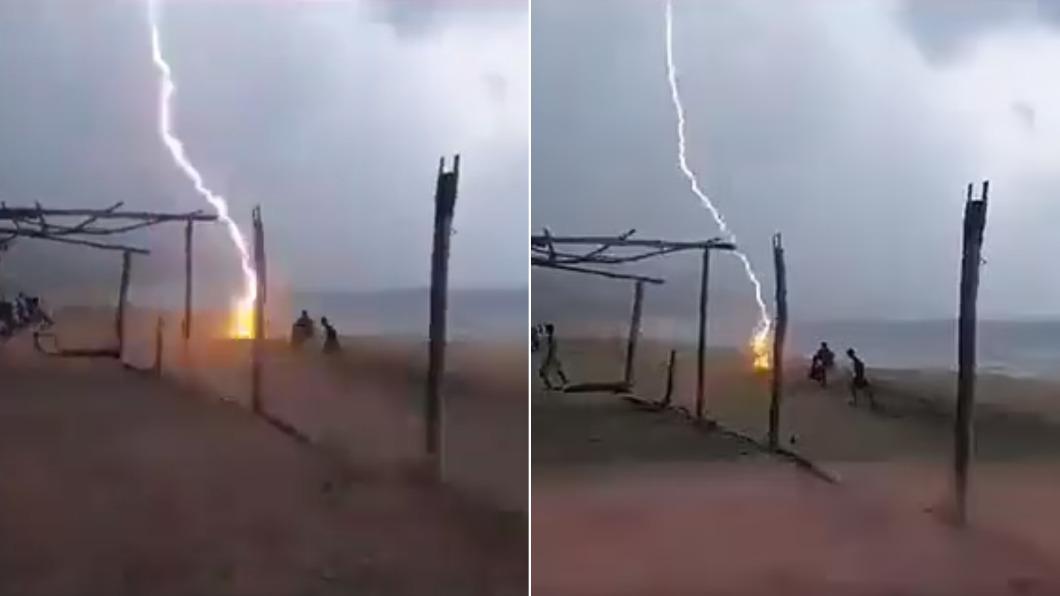 墨西哥海灘突然出現1道閃電，造成2死的悲劇。（圖／翻攝自Twitter@ANSHUL__GAUTAM）