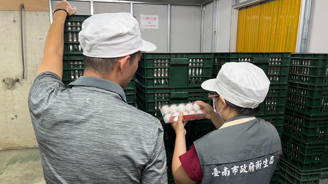 台南市政府查核4家進口蛋品洗選加工業者。（圖／台南市政府提供）
