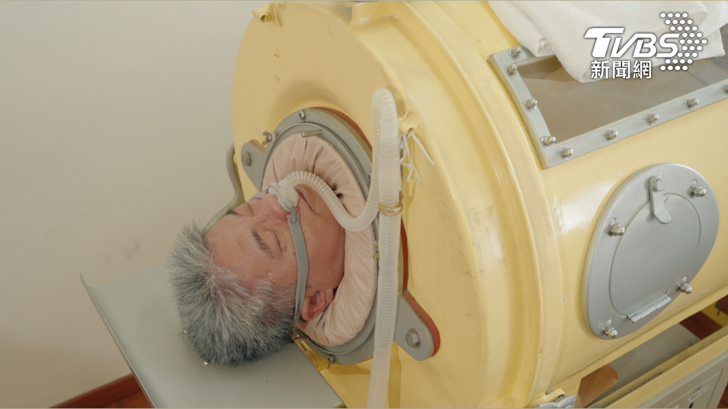 生命鬥士黃鴻隆會計師 每晚睡在俗稱「鐵肺」的負壓呼吸器中 (圖/天下文化)
