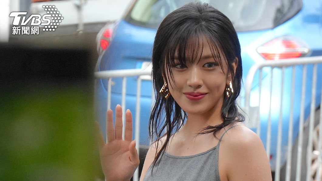 IVE安俞真又換髮型了! 露肩洋裝現身FENDI米蘭時裝秀美翻│TVBS新聞網