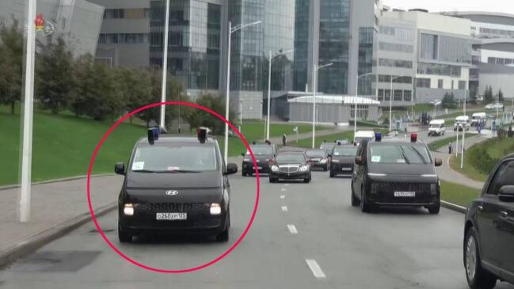 金正恩訪俄的車隊竟出現南韓現代汽車。（圖／翻攝自Twitter@tang__kira）
