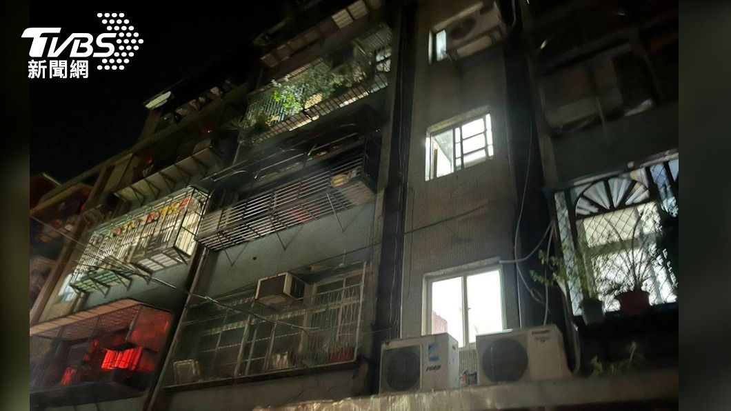 新北市新莊公寓傳出火警，現場疑似熱水器爆炸引發火勢。（圖／TVBS）