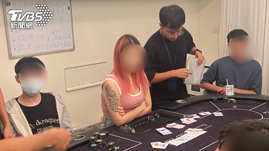 德州撲克賭場請來年僅23歲的火辣女荷官。（圖／TVBS）