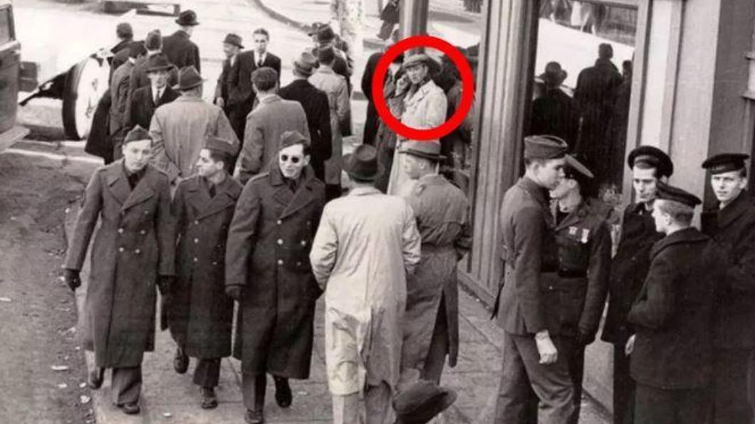有網友分享一張二戰時期的照片，赫然發現其中一名男子似乎正在「使用手機」與別人通話，引起網友們熱議。（圖／翻攝自臉書社團「Gamlar ljósmyndir」）