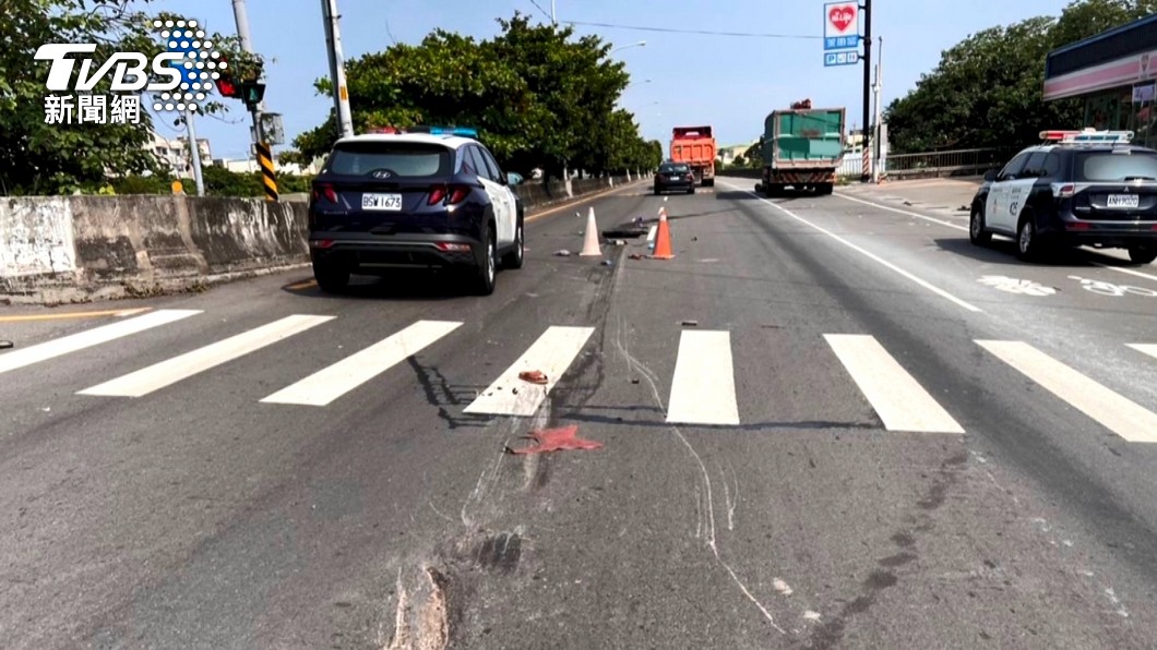 機車拖到起火！ 7旬騎士闖燈遭直行貨車撞亡│車禍│交通│死亡│tvbs新聞網 3798