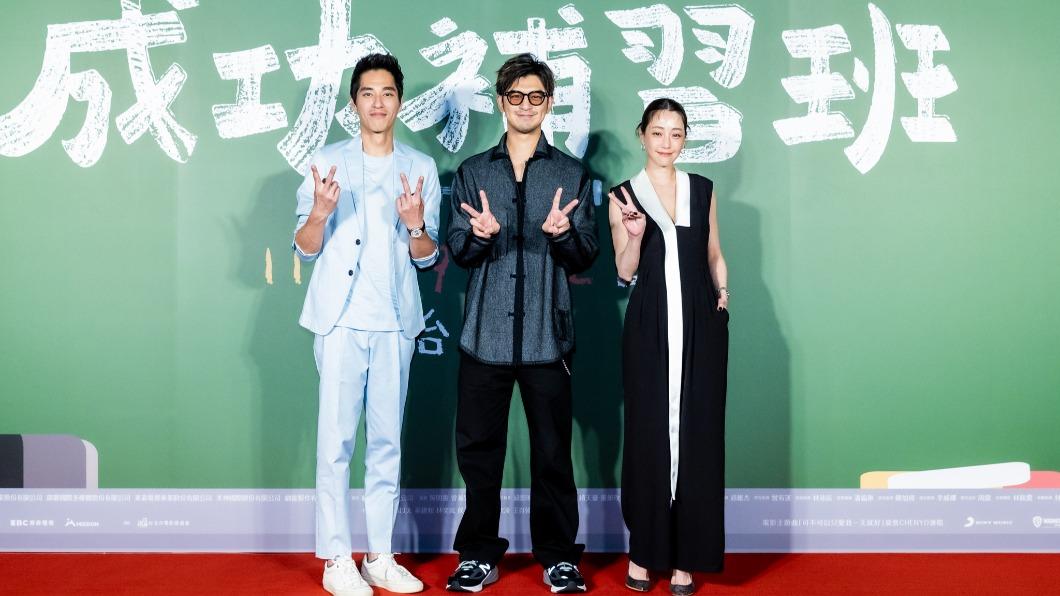 陳柏霖、謝欣穎力挺藍正龍，特別在《成功補習班》中飾演成人版「三劍客」。（圖／華納提供）