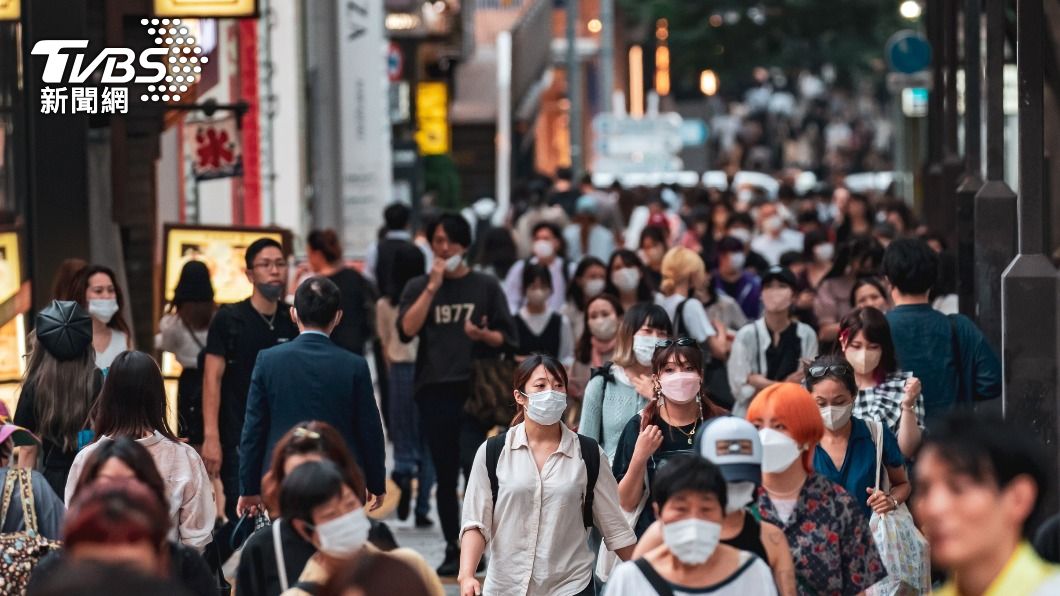 日本東京發布流感「流行注意報」，當局呼籲民眾外出記得配戴口罩。（示意圖／shutterstock達志影像）