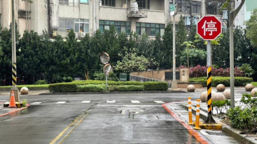 停車再開的目的是要強制駕駛停下來確認路況，但台灣ˊ的道路設計卻無法進行查看。（示意圖／翻攝自交通部）