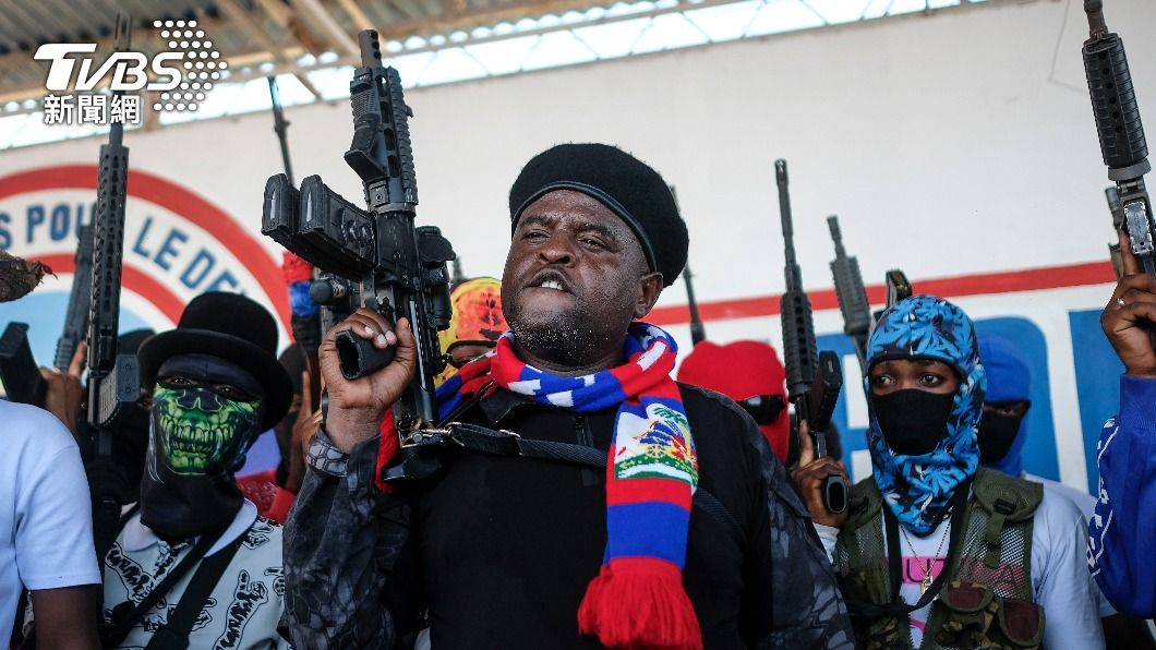 海地最大幫派G9領袖吉米（中央），日前竟公開嗆聲、不排除要推翻政府。（圖／達志影像美聯社）