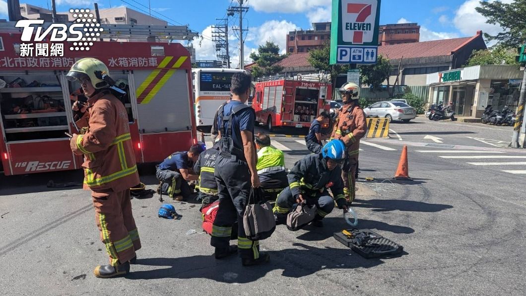 新北市汐止區稍早傳出工安意外，1名工人在下水道倒地昏迷。（圖／TVBS）