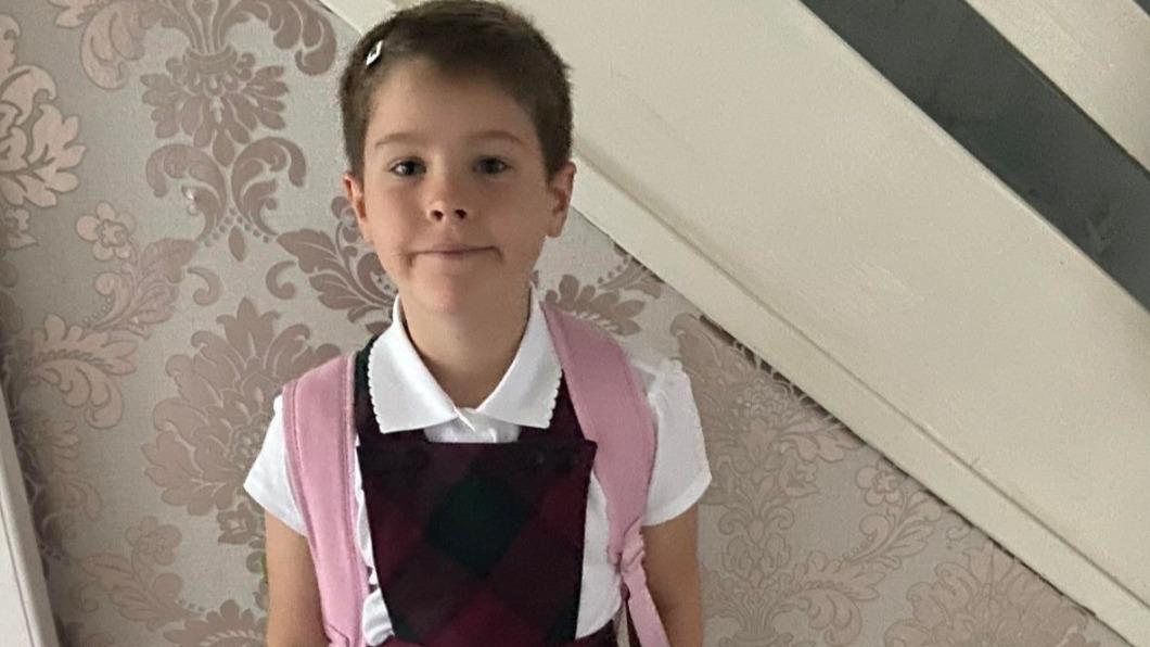英國七歲男孩西奧穿著女生制服上學，受到學校與朋友的大力支持。（圖／翻攝自Daily Record）