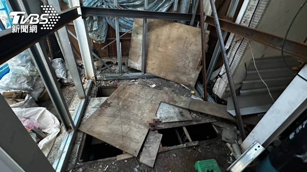 新北市一名工人施工不慎從四樓墜地。（圖／TVBS）