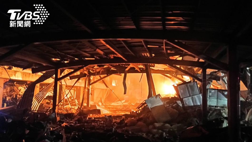 屏東高爾夫球工廠在昨（22）日起火爆炸，倖存消防員也還原了救火情況。（圖／TVBS）