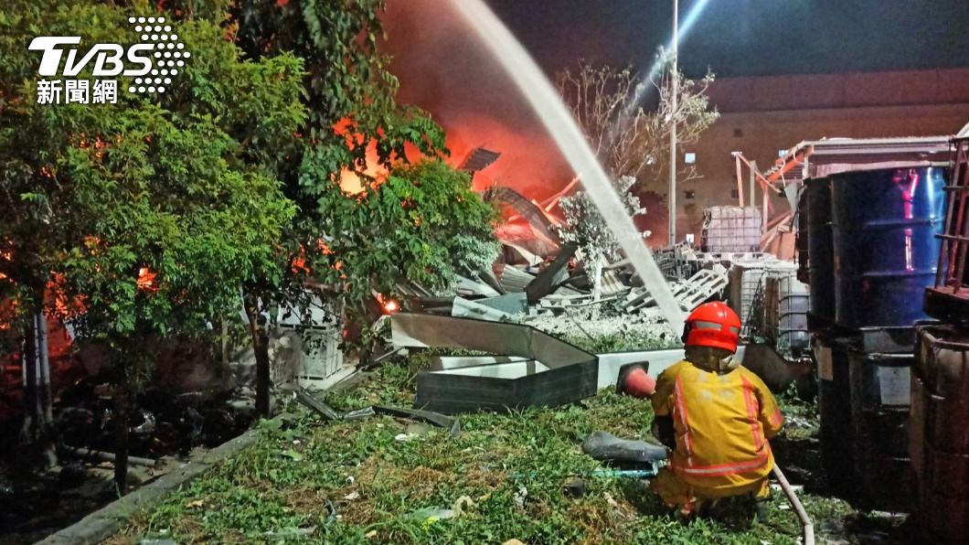 屏東一間工廠昨（22）日傍晚爆炸，目前已奪走2民眾、4消防隊員的性命。（圖／TVBS）