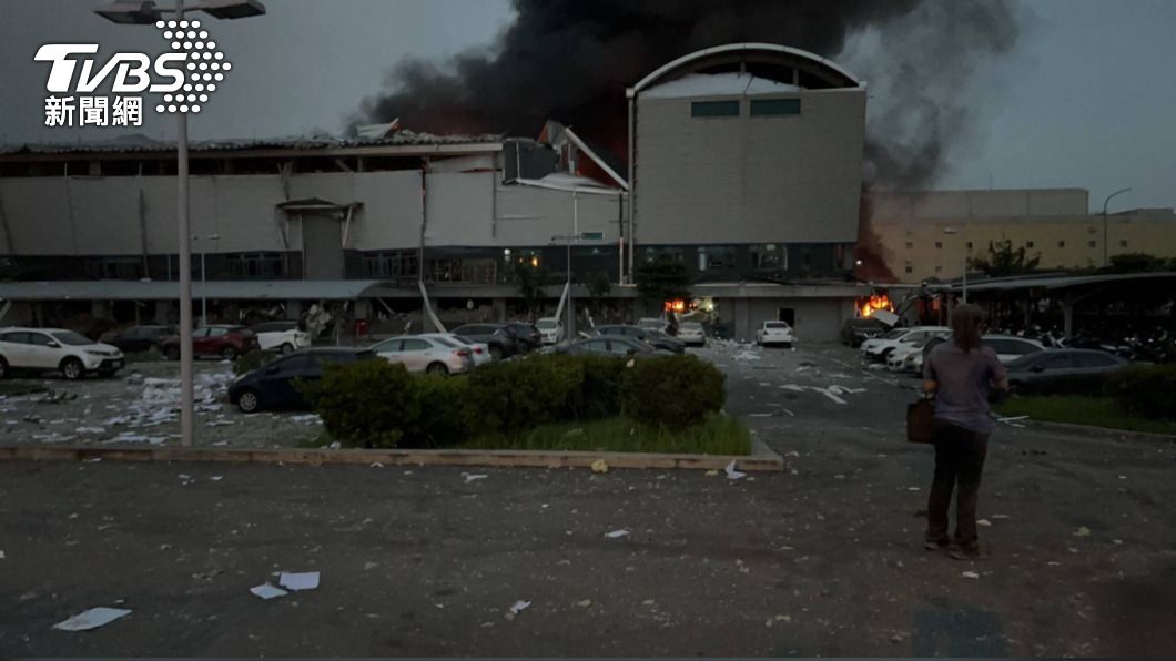 屏東科技園區的一間高爾夫球工廠在昨（22）日傍晚發生火警，隨後引發嚴重的爆炸意外。（圖／TVBS）