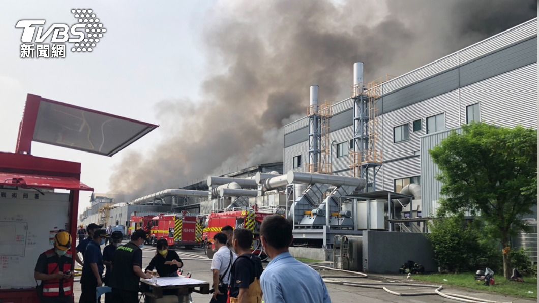 屏東科技園區的一間高爾夫球工廠在昨（22）日傍晚發生火警，隨後引發嚴重的爆炸意外。（圖／TVBS）