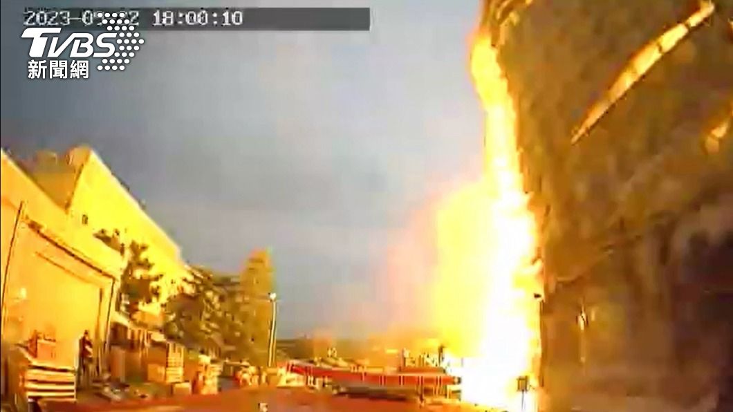 消防車行車紀錄器拍下大爆炸瞬間。（圖／TVBS）