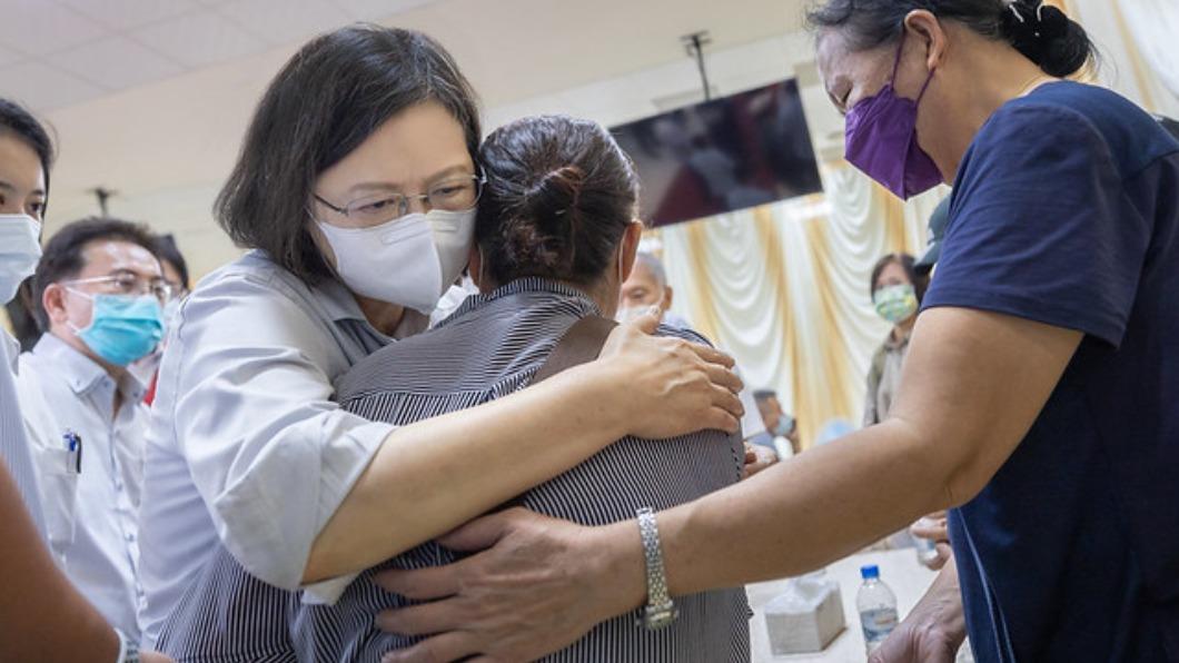 總統蔡英文今（23日）慰問屏東大火的受傷者和家屬。（圖/總統府提供）