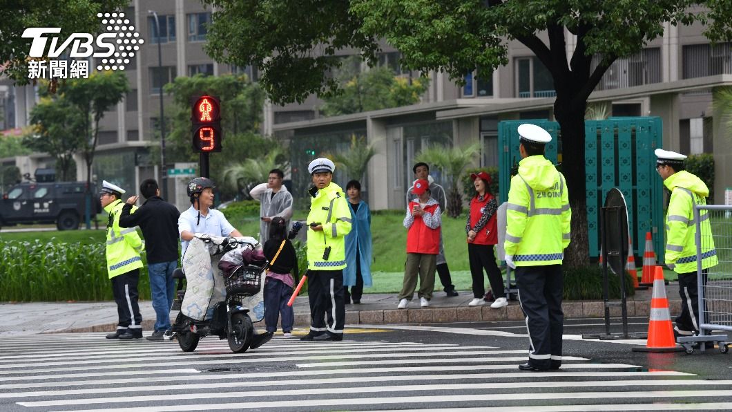 亞運開幕周邊道路實施交通管制。（圖／胡瑞麒攝）