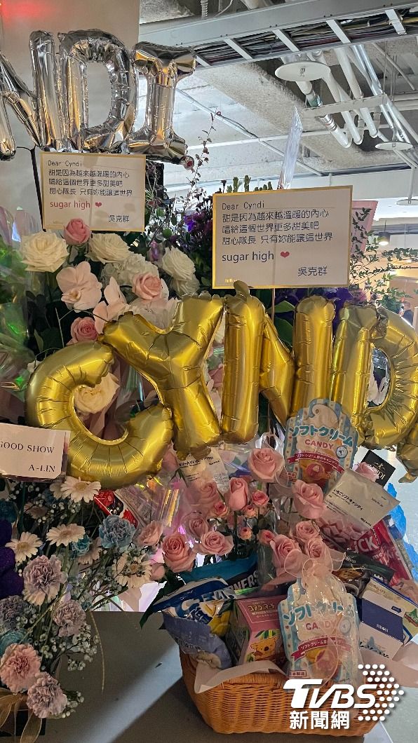 吳克群送上超大花籃。(圖/陳薈涵攝)