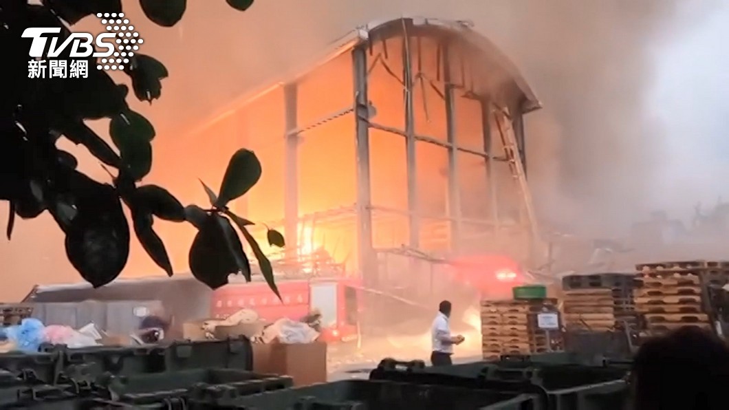明揚工廠爆炸後，廠區被大火燒毀。（圖／TVBS）