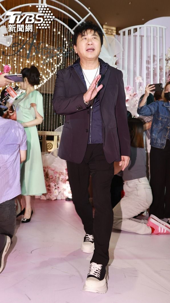 胡瓜穿著厚底鞋,擁有一雙鉛筆腿。(圖/黃城碩攝)