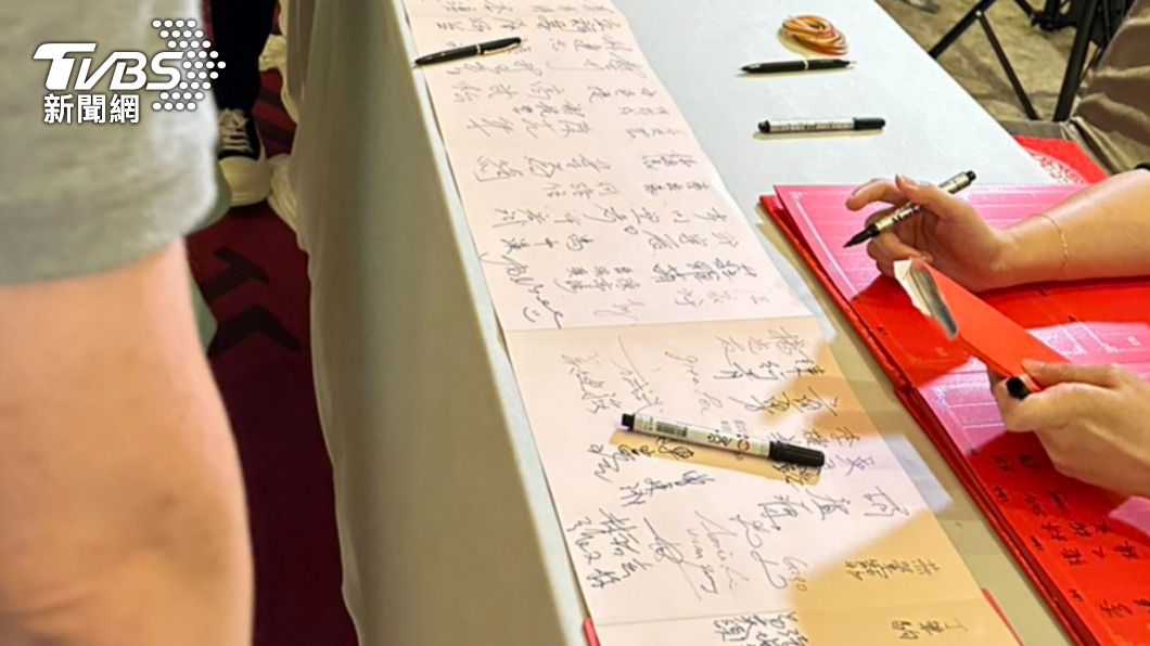 胡瓜的紅包厚到包不住。(圖/謝佩樺攝)