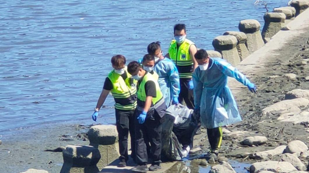 新北萬板橋下1女屍趴在消波塊上。（圖／TVBS）