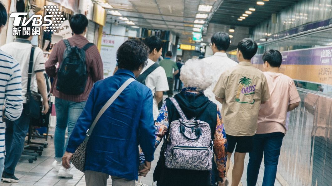 韓國65歲以上長者可免費搭乘地鐵。（示意圖／shutterstock 達志影像）
