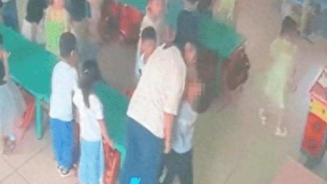 中國大陸近日傳出某幼園教師向幼童施暴。（圖／翻攝自網易）