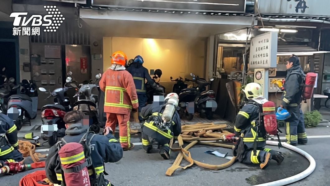 瓦斯行員工更換瓦斯不慎，導致鐵板燒店引發火警。（圖／TVBS）