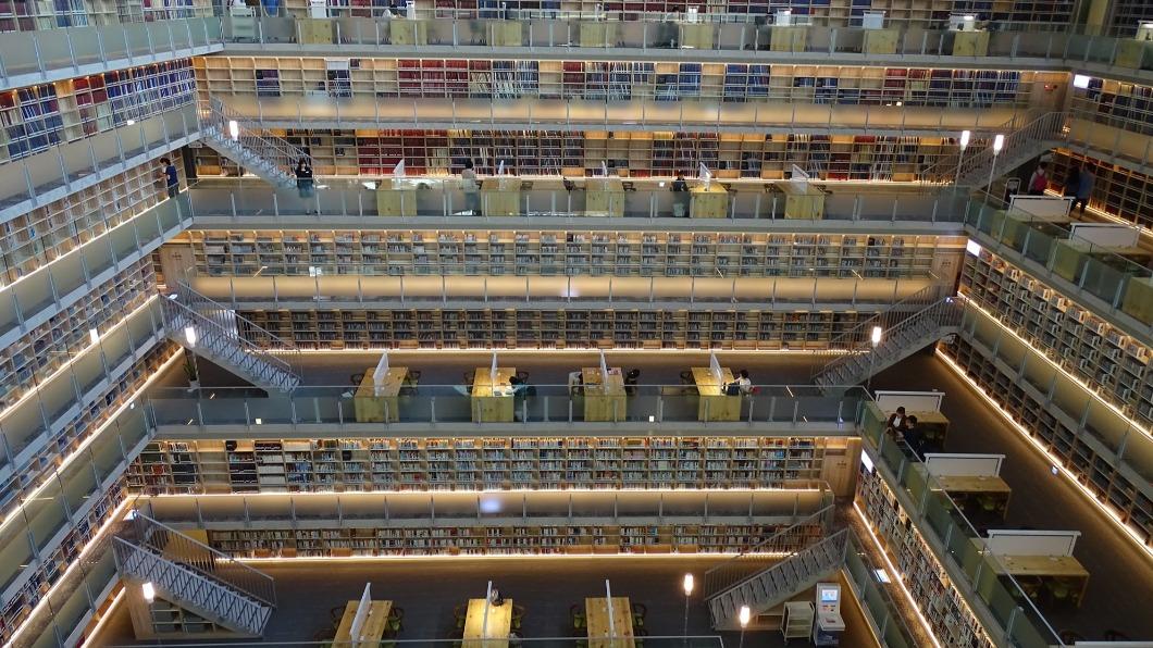 政大圖書館被網友讚美如高級飯店。（圖／翻攝自國立政治大學圖書館臉書）