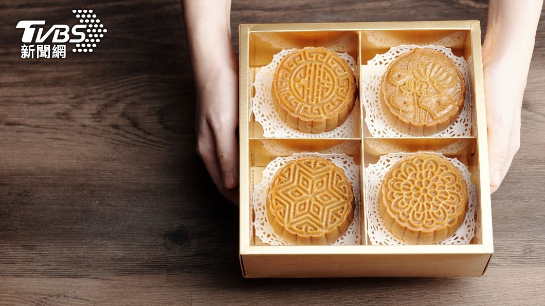 中秋節大家常會送月餅禮盒給親友。（示意圖／Shutterstock達志影像）