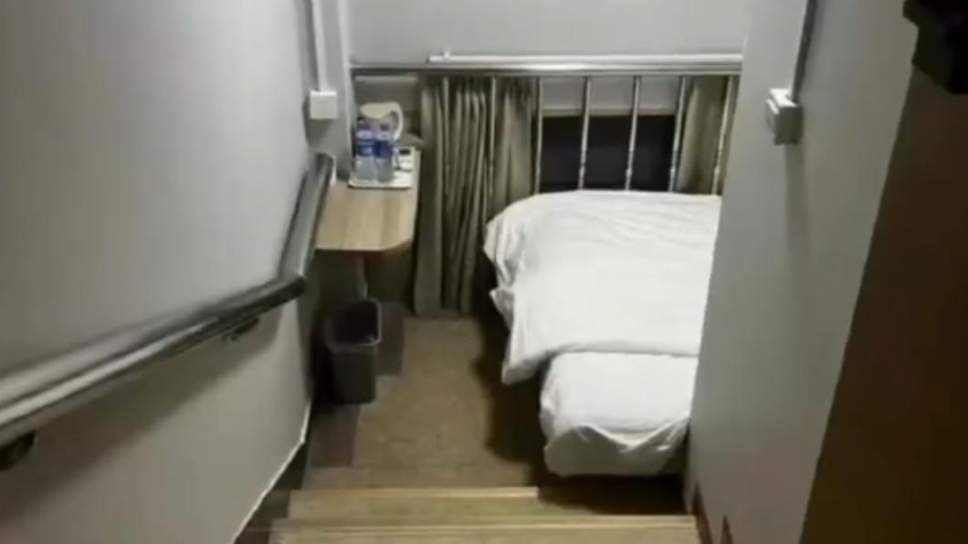 北京有酒店提供樓梯間房給旅客住宿。（圖／翻攝自上游新聞　微博）