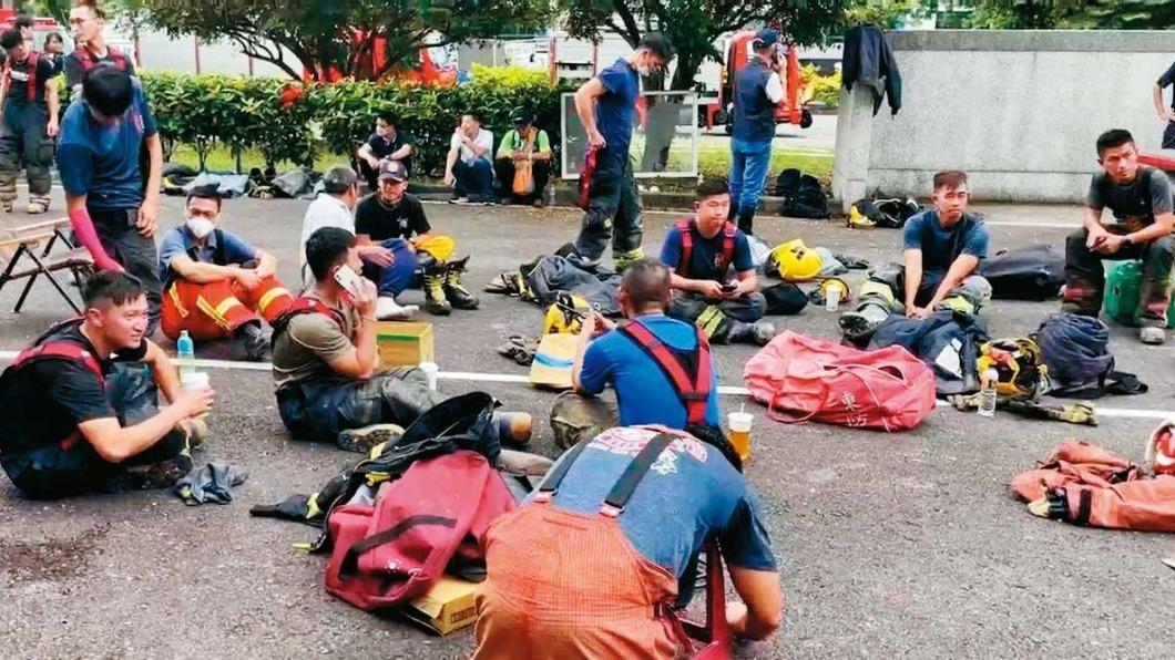 明揚廠房大火延燒28小時，許多參與救災的消防人員已精疲力盡，直接就地休息。（圖／屏東縣消防局提供）