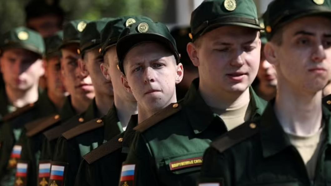 俄軍局部動員入伍的士兵在前線平均只能存活4.5月。（圖／翻攝自《每日郵報》）