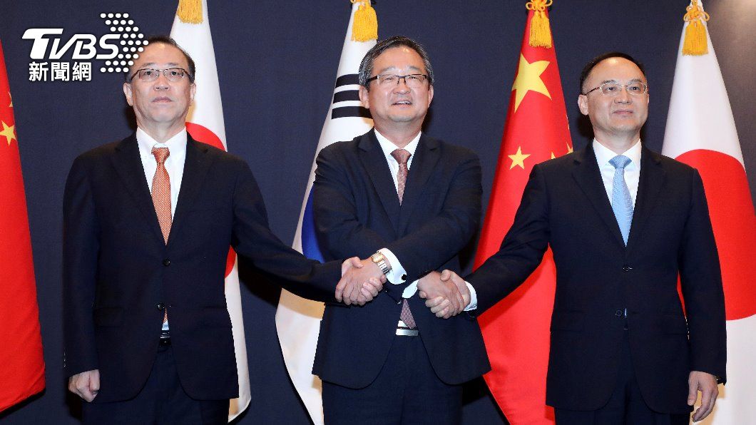 南韓外交部長助理鄭炳元、中國外交部長助理農融及日本外務省外務審議官船越健裕。（照片來源：AP）