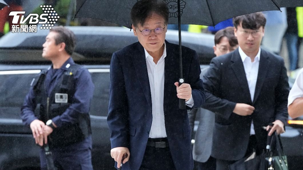 韓國最大在野黨黨魁李在明拄拐杖現身。（圖／達志影像美聯社）