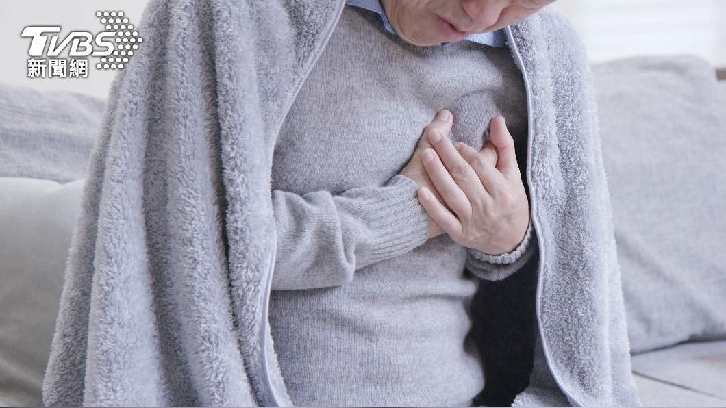 胸痛、左肩痠恐是心肌梗塞警訊。（示意圖／shutterstock達志影像）