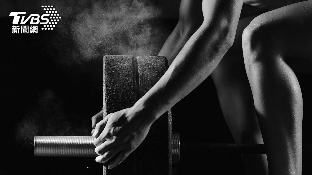 健身教練將小弟弟塞入3公斤槓片的中洞內，並進行一連串的舉重訓練。（示意圖，非當事人／shutterstock達志影像）