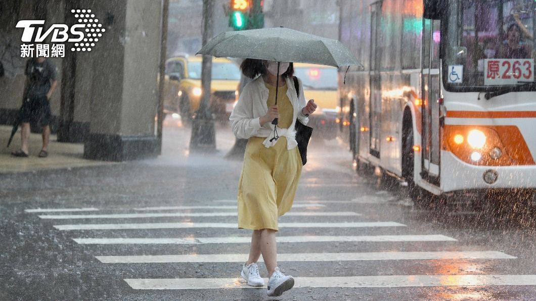 Moisture brings showers to southern and northeastern regions (Courtesy of Hu Jui-chi) Moisture brings showers to southern and northeastern regions