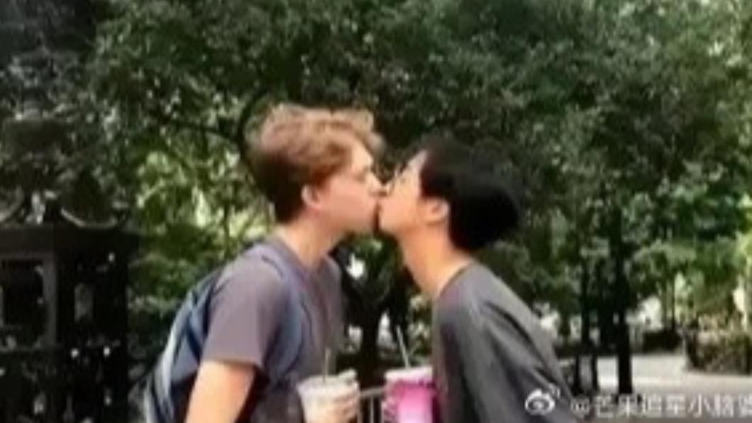 照片疑似為小哈利(左)親吻金髮帥哥。(圖/翻攝自芒果追星小腦婆)
